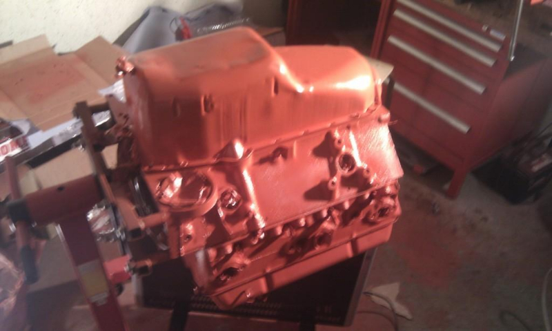 motor-mit-vht-chevy-orange-lackiert